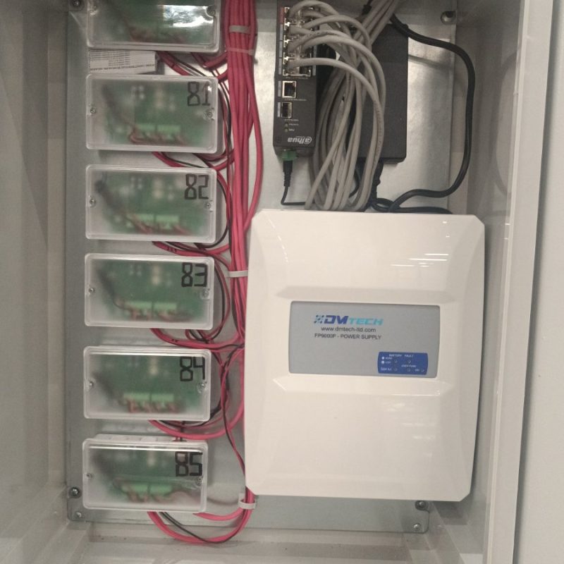Табло за сигурност с пожароизвестително захранване DMTech FP9000P и Dahua PoE комутатор за видеонаблюдение — изпълнение на ИНОКС България