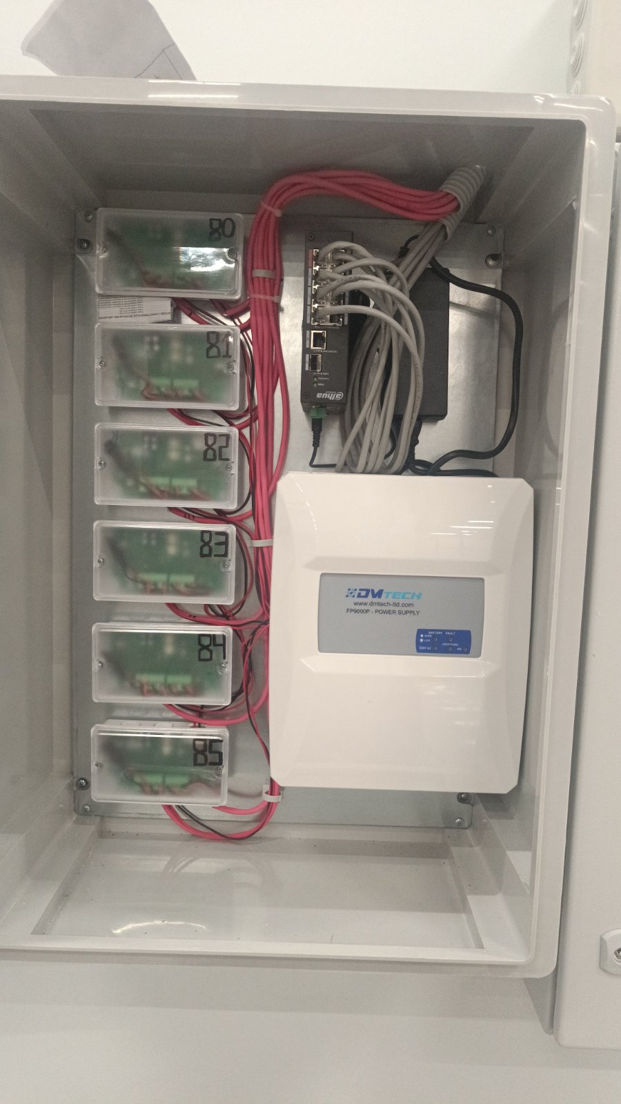 Табло за сигурност с пожароизвестително захранване DMTech FP9000P и Dahua PoE комутатор за видеонаблюдение — изпълнение на ИНОКС България